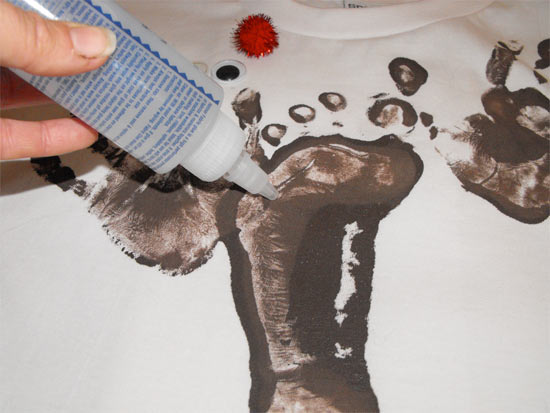 Hand_Footprint_Reindeer_Tshirt8