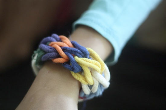Upycling: Finger Weaving with DIY Tshirt Loops
