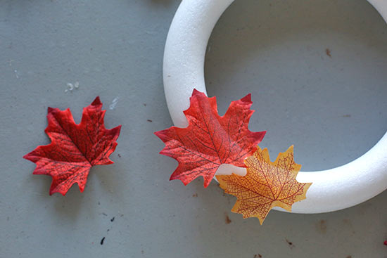 DIY_Autumn_Leaf_Wreath4