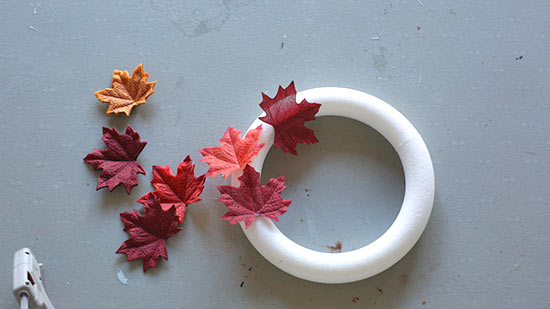 DIY_Autumn_Leaf_Wreath5