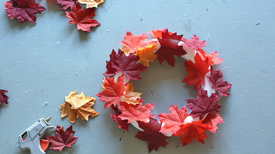 DIY_Autumn_Leaf_Wreath7