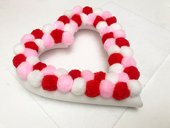 Pom_Pom_Valentines_Heart_Wreath2