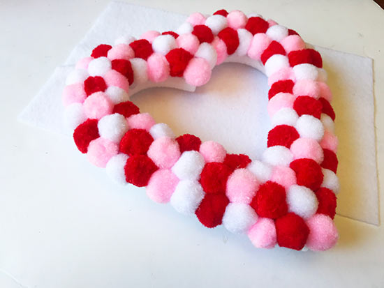 Pom_Pom_Valentines_Heart_Wreath3
