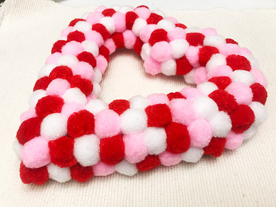 Pom_Pom_Valentines_Heart_Wreath4