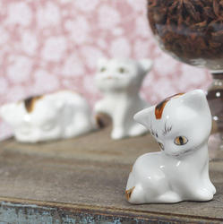 Small Ceramic Cat Figurine - True Vintage
