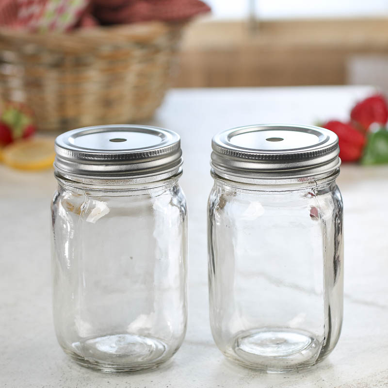 mason jar drinking glasses with lids and straws