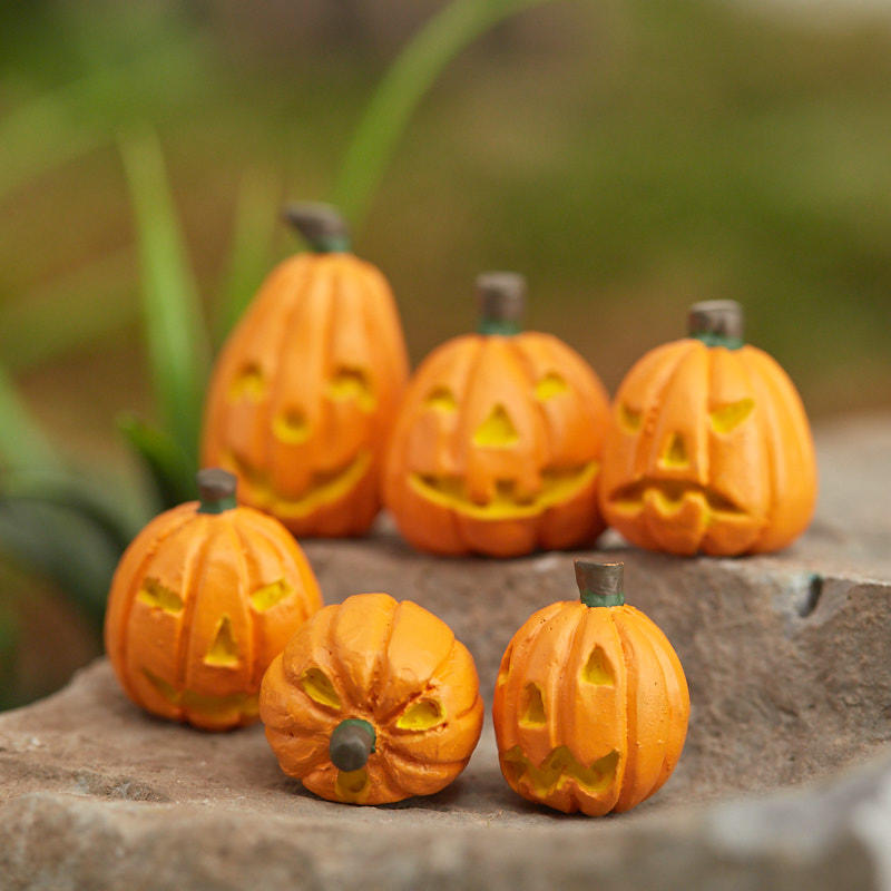 1shopforyou 2 Pcs Dollhouse Miniatures Ceramic Halloween Pumpkin Carved Jack-O-Lantern 