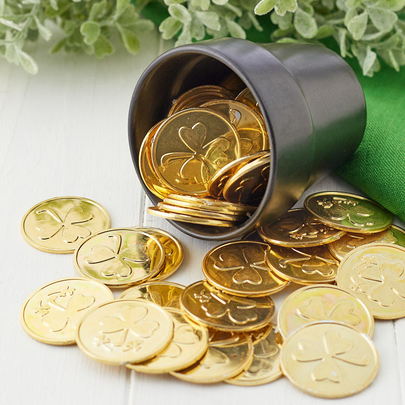 and Plastic Gold Coins 144 Coins Irish Festival Party Supply /& Goody Bag Fillers Patrick Day Mini Black Cauldrons 12 Pcs Ideal for Pot O Gold St